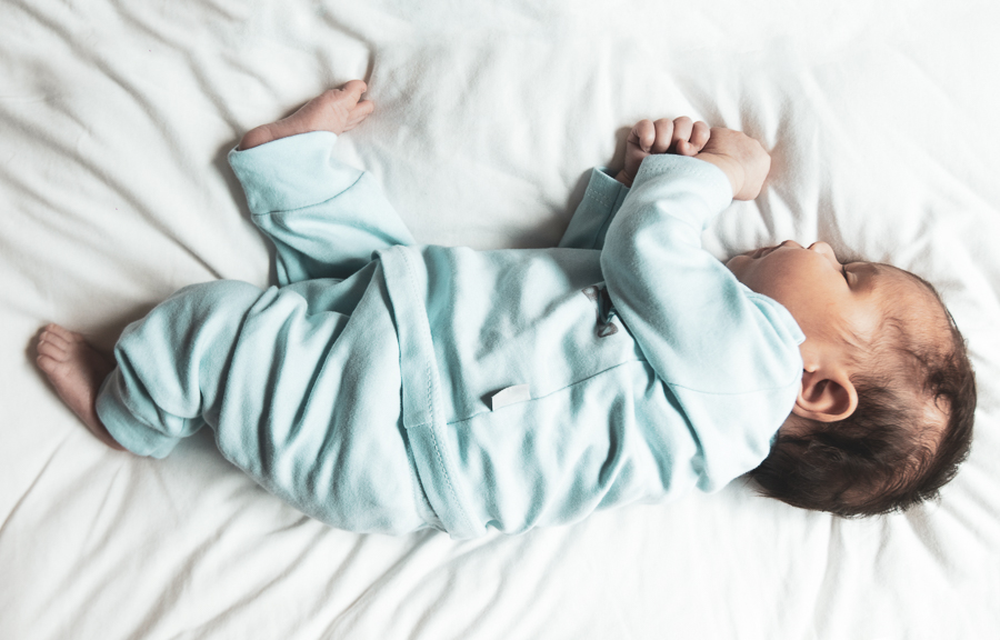 Muumi Baby-maailma-lastenvaatteet-vauva-nukkuu